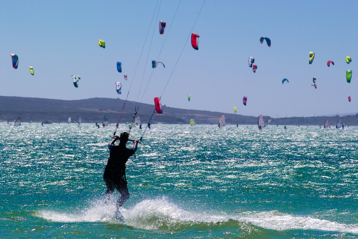 Comparing Kiteboarding and Kitesurfing